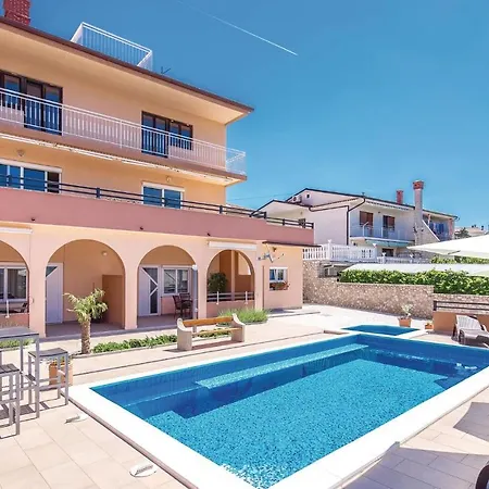 Three-bedroom Holiday In Apartment