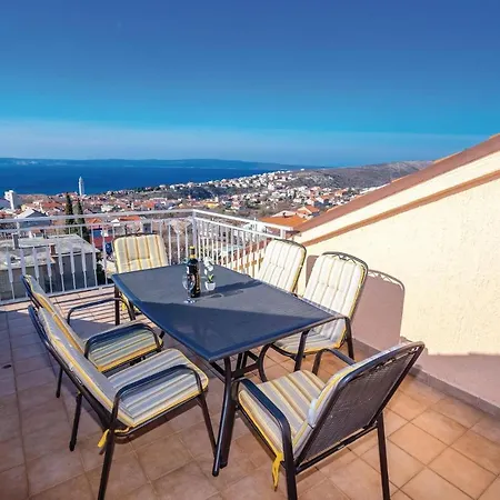 Apartment Three-bedroom Holiday In *