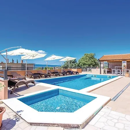 Apartment Three-bedroom Holiday In
