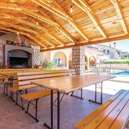 Three-bedroom Holiday In Novi Vinodolski