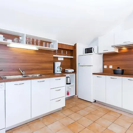 Three-bedroom Holiday In Apartment Novi Vinodolski