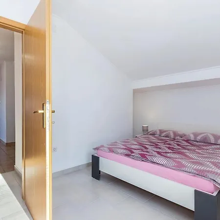 Apartment Three-bedroom Holiday In Novi Vinodolski